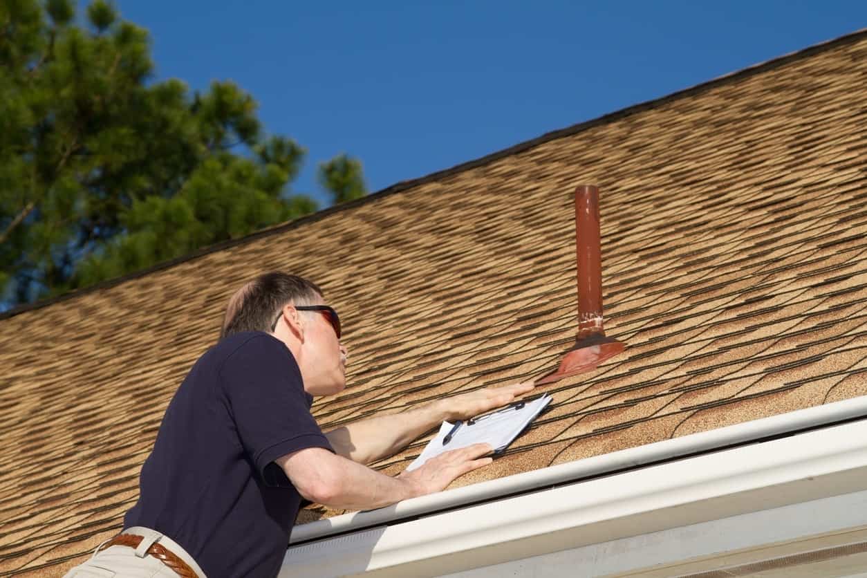 Ventilateur de plafond sous un toit incliné [Guide Complet]