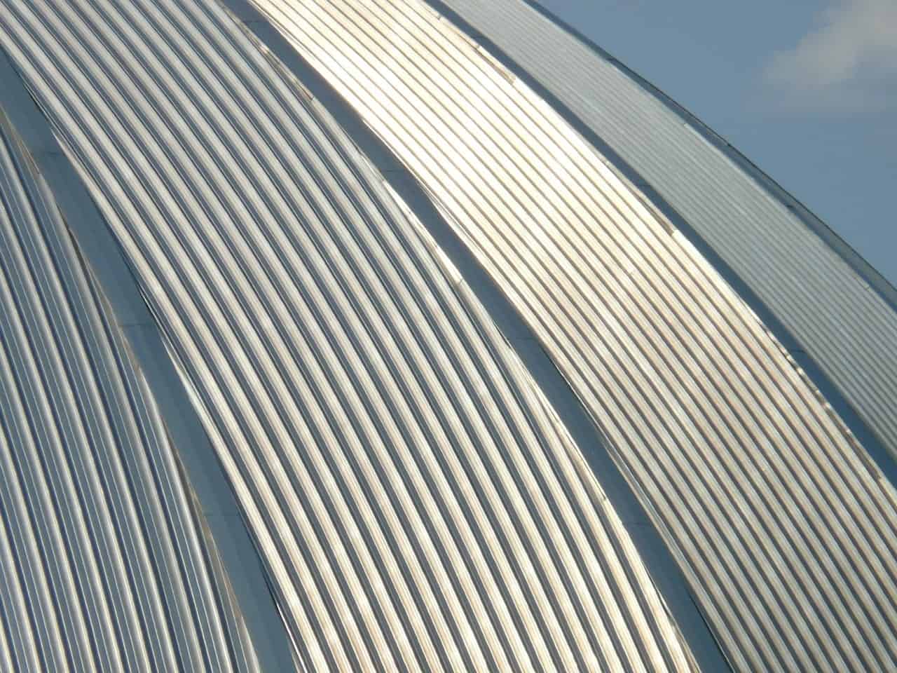 Toiture en aluminium : prix et avantages (2024)