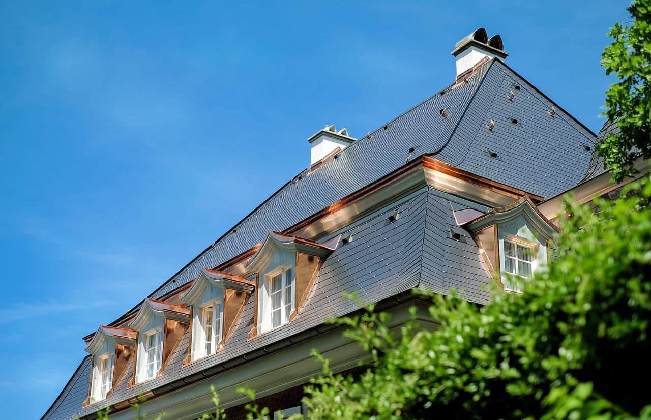 maison avec toiture en ardoise