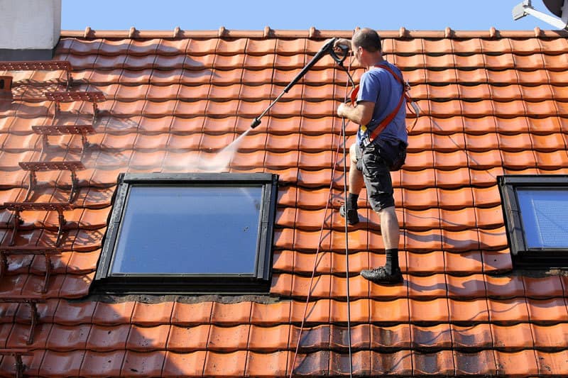 Exemple d'un démoussage de toit avec un Karcher