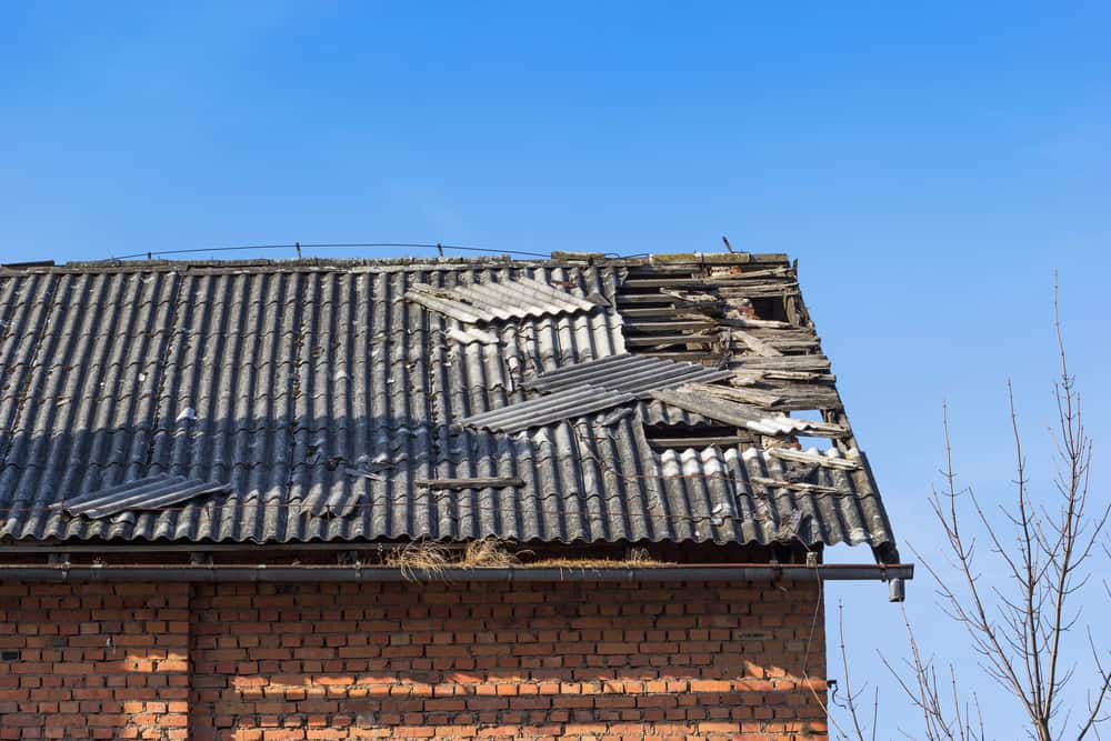 Tuile endommagée sur le toit suite à amiante